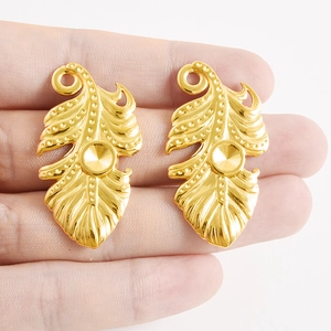 Détail de breloques en forme de feuille en acier inoxydable doré avec motifs pour bijoux DIY