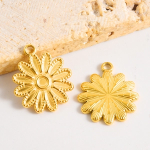 Détail des pendentifs marguerites en acier 304 montrant les textures recto et verso
