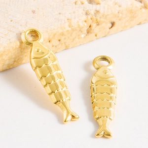 Vue détaillée de deux pendentifs poissons dorés avec textures d'écailles pour bijoux