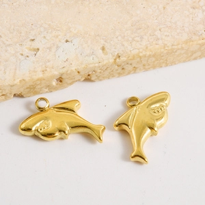 Vue détaillée du pendentif requin doré en acier inoxydable poli pour collier DIY