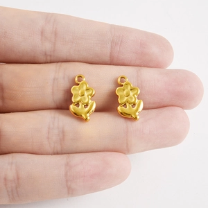 Vue macro détaillée des breloques fleurs et feuilles en acier inoxydable doré pour bijoux DIY