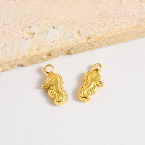 Détail de pendentifs hippocampe dorés avec texture délicate pour la création de bijoux DIY