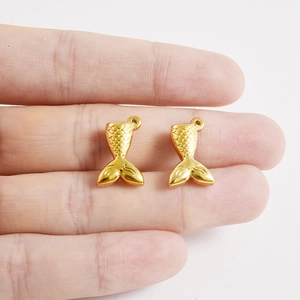 Vue détaillée de pendentifs queue de sirène dorée avec texture écaillée pour bijoux DIY