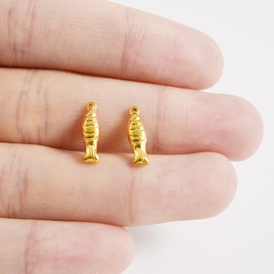 Détails de petits pendentifs poissons dorés en acier inoxydable 304 avec motifs écailles