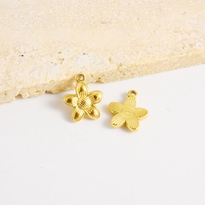 Vue détaillée des deux côtés d'un pendentif fleur à cinq pétales doré pour bijoux DIY