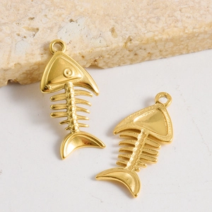 Gros plan de pendentifs arêtes de poisson en acier doré avec vues avant et arrière