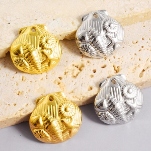 Pendentifs coquillages mer en or et argent avec reliefs d'étoiles de mer