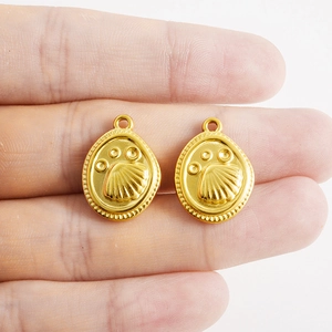 Hand holding golden 304 stainless steel scallop shell oval pendant for beach style necklaces