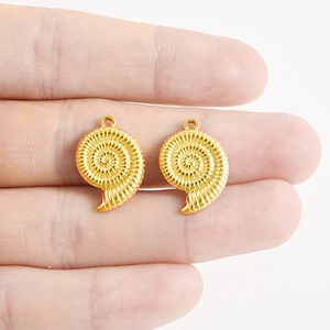 Macro di ciondoli a conchiglia in oro 18k per creazione gioielli fai da te in mano
