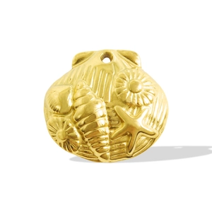Gros plan sur pendentif coquillage plaqué or avec textures d'étoile de mer et de mer