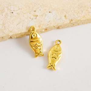 Détails de deux breloques poissons en acier inoxydable doré pour création de bijoux