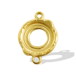 Macro shot of gold-plated 304 stainless steel round pendant with vintage hammered texture