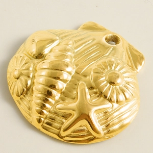 Détail d'un pendentif coquillage en acier inoxydable plaqué or 18 carats