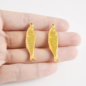 Détail du pendentif poisson en acier 304 doré avec texture d'écailles gravée