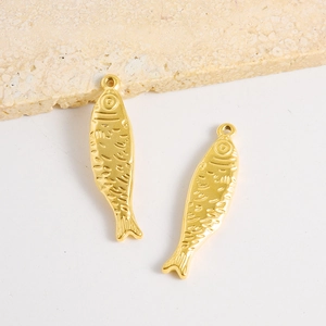 Vue détaillée de pendentifs poissons dorés avec texture d'écailles pour bijoux DIY