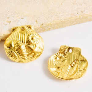 Pendentif coquillage en acier doré 18 carats avec motifs marins en relief élégant