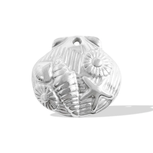 Détail d'un pendentif coquillage en acier inoxydable avec des motifs marins et étoiles