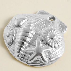Gros plan détaillé du pendentif en acier inoxydable 304 avec motifs coquillage et étoile