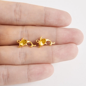 Détail de deux pendentifs dauphins dorés pour la création de bijoux DIY