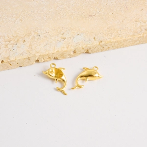 Vue détaillée avant et arrière du pendentif dauphin doré pour la création de bijoux