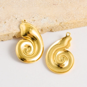Dettaglio macro dei ciondoli a conchiglia placcati in oro 18k con finitura a specchio