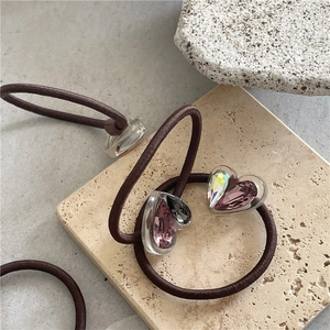 Élastique cheveux marron avec breloques en cristal en forme de cœur et goutte