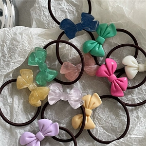 Haargummis mit Schleife in Macaron-Farben und Gelee-Textur für frische Sommer-Zöpfe
