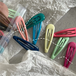 Vue détaillée de l'ensemble de barrettes goutte colorées avec pochette de rangement claire