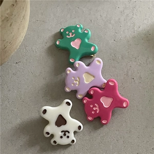 Barrettes à cheveux ours mignon en acrylique avec cœurs sur fond de pierre grise