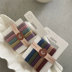 Détail de 10 élastiques à cheveux couleurs Morandi avec texture côtelée sur carte support