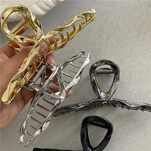 Liquid Metal Hair Claw Women Minimalist Alloy Twist Shark Clip Strong Hold Geometric Hairpin Modern Hair Accessory Gift