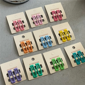 Set mit 10 Paar Macaron-Wellen-Haarspangen auf Displaykarte mit buntem Matt-Finish