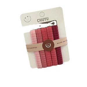 Lot de cinq chouchous élastiques dégradés de rose sur emballage cartonné blanc
