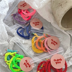 Élastiques à cheveux froncés aux couleurs fluo et crème avec emballage cadeau décoratif