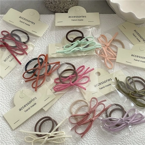 Detailansicht bunter Haargummis mit Schleifen, elastischen Kordeln und Verpackung