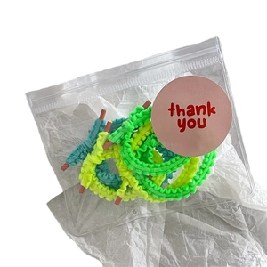 Chouchous à volants fluo en jaune, vert et bleu avec un emballage cadeau transparent