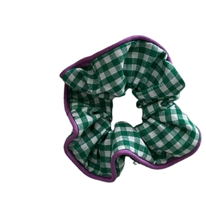 Chouchou en tissu à carreaux vert et blanc avec bordure violette pour queue de cheval