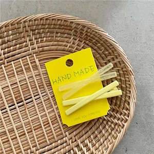 Détail de l'ensemble de barrettes jaunes avec textures mates et givrées sur carte