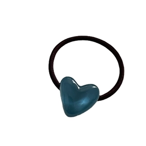 Elastic black hair tie featuring a polished Morandi blue heart-shaped charm accessory