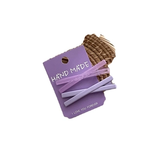 Lot de quatre barrettes à cheveux violettes mates et pailletées sur carte cadeau
