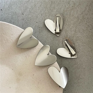 Fermaglio per Capelli a Cuore in Lega Grigio Argento Minimalista Clip a Becco d'Anatra in Metallo Elegante Semplice Copricapo Moda Donna