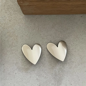 Fermagli per capelli a cuore grigio argento minimalisti con finitura perlata