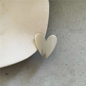 Vista dettagliata del fermaglio a cuore in lega d'argento su base in ceramica