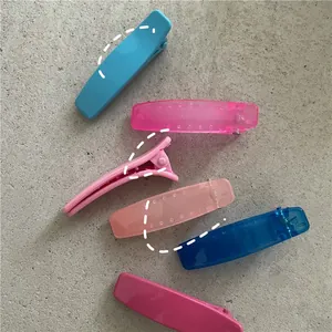 Vue détaillée de barrettes à cheveux colorées en acrylique avec ressorts métalliques