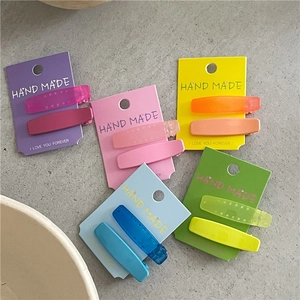 Cinq paires de barrettes rectangulaires en acrylique aux couleurs acidulées sur cartes