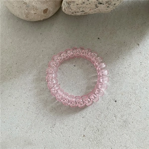 Vue détaillée d'un élastique spirale rose translucide avec une texture de gelée lisse