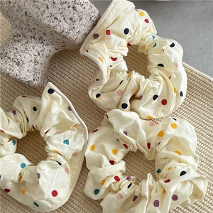 Lot de trois chouchous à pois colorés en tissu blanc laiteux pour queues de cheval