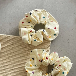 Chouchous chic en tissu crème à pois colorés pour coiffures en queue de cheval