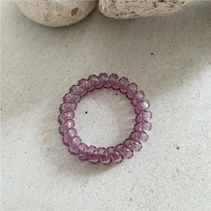 Gros plan d'un élastique spirale violet effet gelée avec une finition brillante et lisse