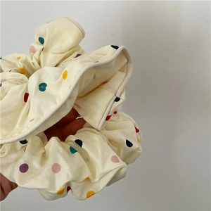 Chouchou chic blanc crème avec des pois colorés pour coiffer les queues de cheval